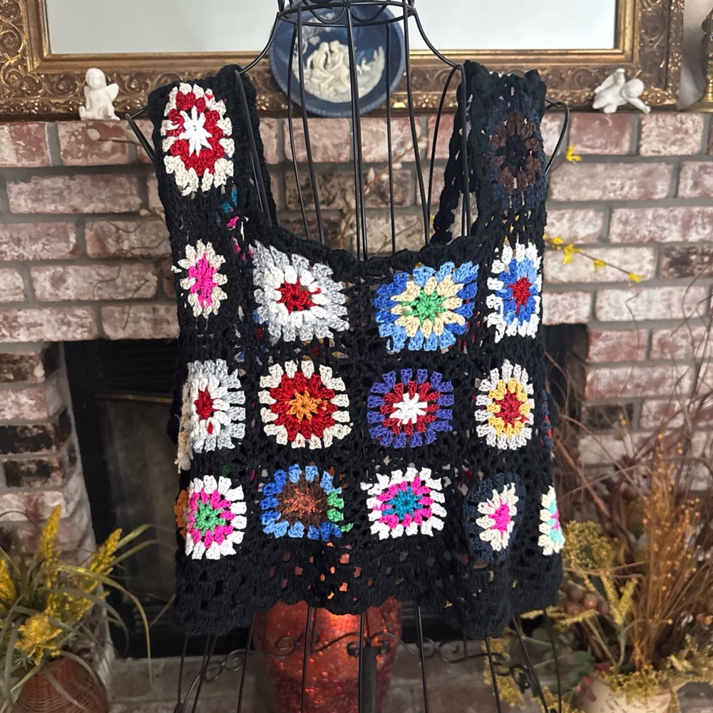 Women’s Black crochet Granny Square Crop tank top floral pattern
